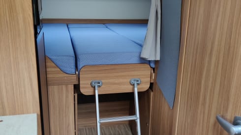 Luxury 2/3 person Carado T377 semi-integrated from 2015 with single beds