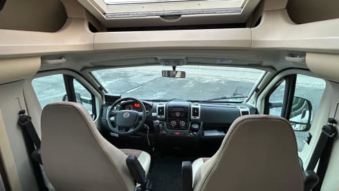 Luxe compacte camper met grote zit voor 2 - 4 personen