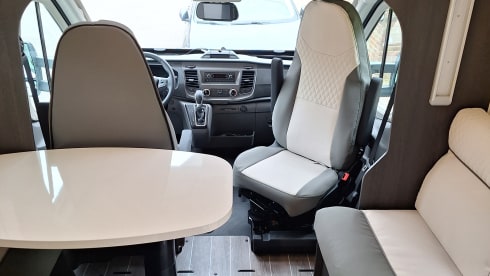 Madame Ooievaar – 5p Ford semi-integrated from 2024