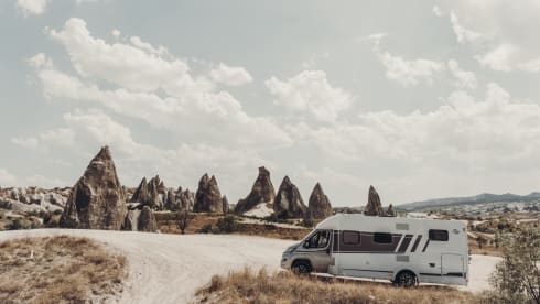 Sunny – Brand new 4-person Carado T448 - semi-integrated (2025)