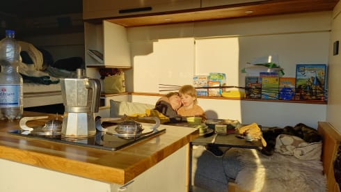 VanScheef – Mega cozy 3p Off-grid self-build camper