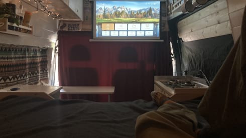 Campervan per 2 persone autosufficiente dal punto di vista energetico con terrazza prendisole (e altezza interna di 193 cm)