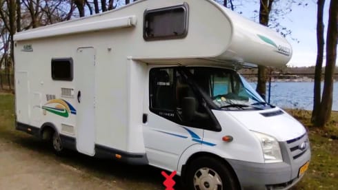 Spacious family camper 6p Air conditioning Bunk bed Solar Alcove Tow bar