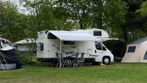 Luxurious & complete 4-6 person camper.