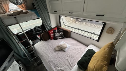 Kit – Fully loaded low mileage all-terrain motorhome
