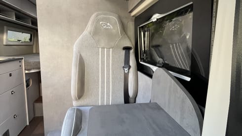 Pössl 600 – New Pössl campervan with length beds