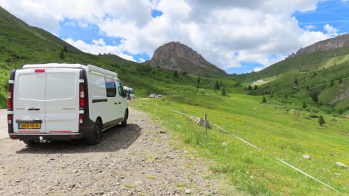 SchaafBus – Gezellige buscamper met slaap hefdak met prachtige inrichting