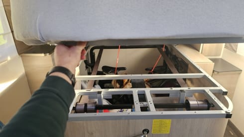 Titanium – Luxury 4 person Camper (extra air conditioning, smart TV, Alpine navigation/radio)