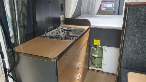 QPO "Zo wijd de wereld strekt"        " – Reliable and well-maintained bus camper.