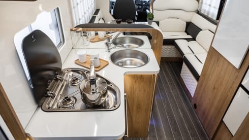 IONA – Luxury RollerTeam Autoroller 707   6 berth/6 seatbelts