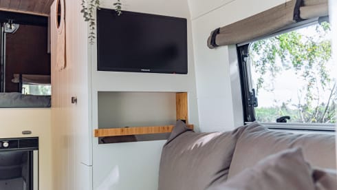 El Monstro – Luxurious and comfortable 2 person camper bus