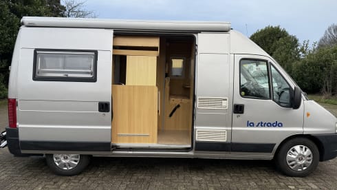 Factory campervan La-strada Airco (flexible pick-up and return)