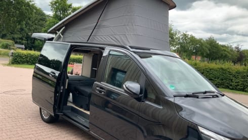 Belle Mercedes Vito, version polo Marco dans la Nieuwstraat