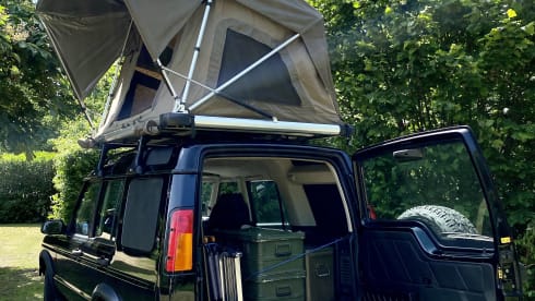 WOLF V8 – Adventure & freedom with a Land Rover with roof tent!