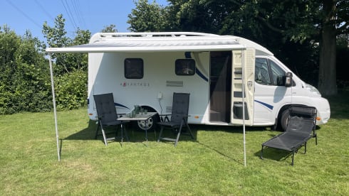 3p. Compact, complete and comfortable Sunroof Dethleffs semi-integrated.