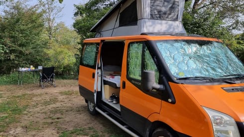 4p Ford campervan uit 2009