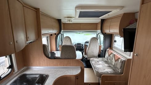 BeeHappy Motorhome Hire 🐝 – Beautiful 4 berth motorhome perfect for a couple or small family. 