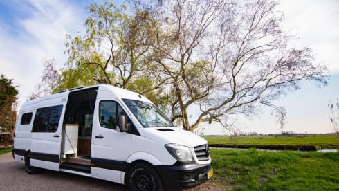 Gigi – 2p Mercedes Sprinter Off Grid (Bed 02m05!)
