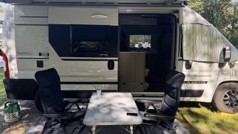 Kneusje – 2p Adria Mobil bus uit 2022