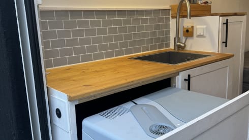 Jeff Benzos – Self-sufficient adventure Mercedes Sprinter for winter and summer