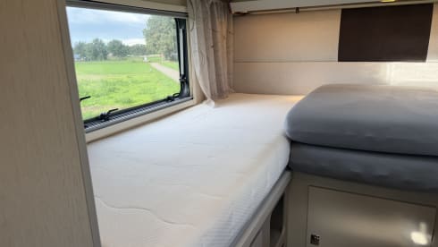 Camper met enkele bedden en alkoof!