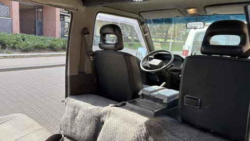 The beast, Mitsubishi L300 uit 1995 – Yellow 4x4 camper van – off-grid adventure & nature office in one!