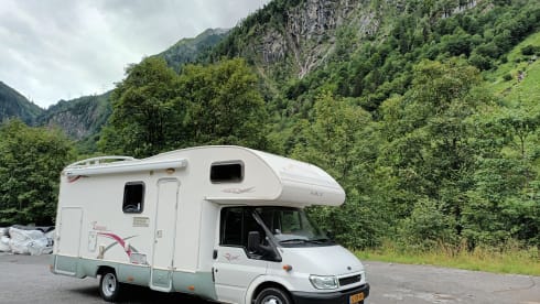 Nice 6-person alcove camper for rent