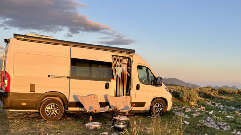 Luxurious off-grid bus from 2021 with a super atmospheric interior 