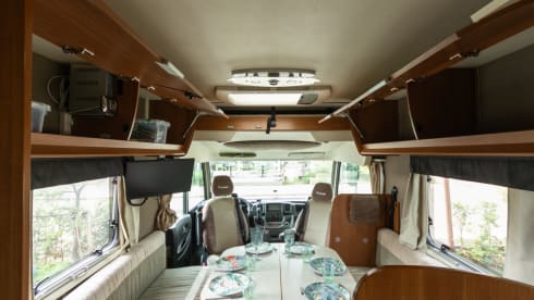 Spacious 6-person family camper