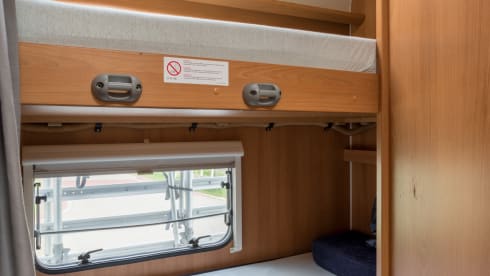 Dethleffs Advantage  – 4 person camper with bunk beds and air conditioning from 2011