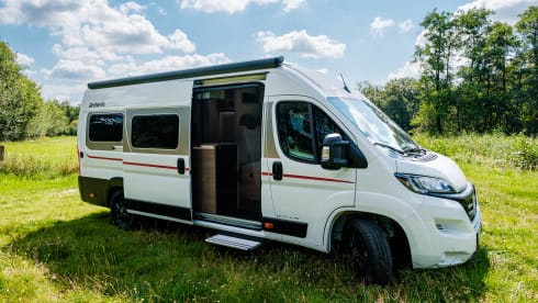 YOURMOMENTS_Vanlife  – Escape to nature with our luxurious off-grid camper bus 