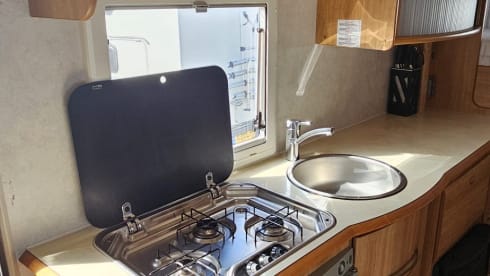 Rimor β Ruime gezins camper met zes slaapplaatsen met 2x airco