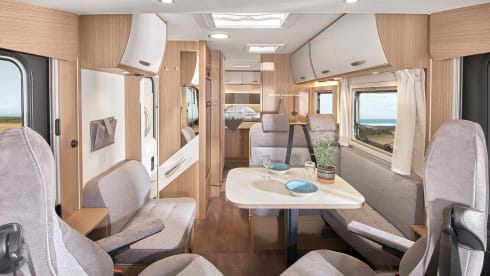 23/24 – Beautiful compact camper with a 2-person fixed bed and a 2-person pull-down bed.