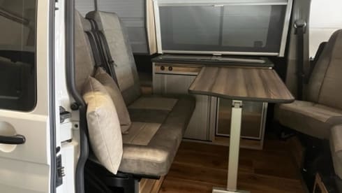 4p Volkswagen campervan uit 2017