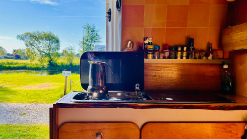 Gustav 🚐🏕️ – Vintage off-grid Sprinter campervan