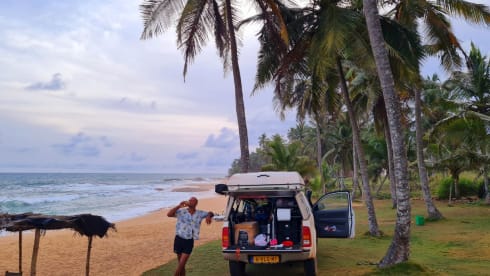 Theresa – Adventurous 4x4 camper with tent