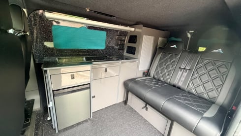 Campervan Ford a 4 posti letto del 2021