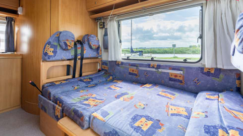 Knaussie – Wonderful compact alcove camper with 4 sleeping places