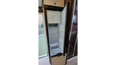 Benimar 2021 – Luxury 4 person camper, 2021 with 170 hp powerful engine!