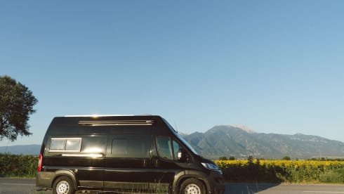 BLACK FOX – Experience the comfort and self-sufficiency of our off-grid campervan