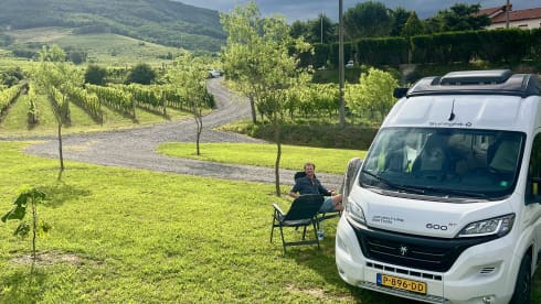 De Buitenkans – Sunlight Cliff 600RT(2022) -2/4 p- Handy and comfortable bus camper