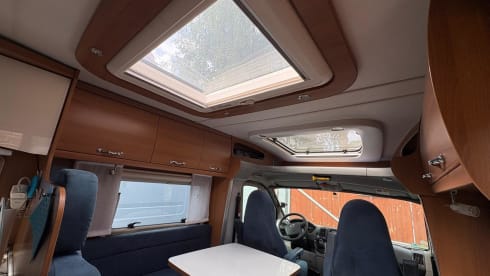 Lovely luxury camper 4p LMC semi-integrated from 2009 