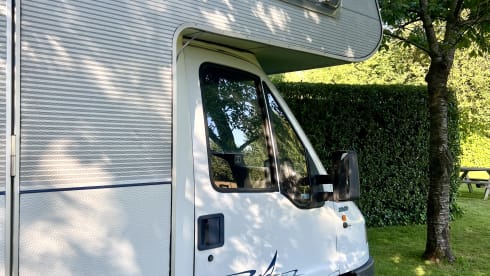 Met nieuwe navigatie, garage, airco en fietsendrager  – Comfortable family camper: see last minute August