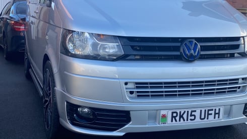 Bertie – Stunning 4 berth Volkswagen T5 campervan Automatic with air awning