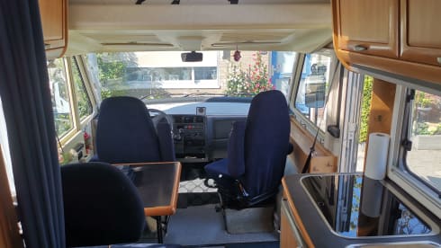 B574 met dubbele bodem  – 4p Top Hymer with good French beds
