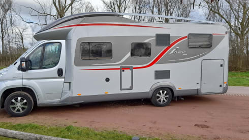 Luxury motorhome 4 persons automatic.