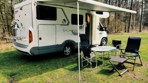 Knausie – Neat, Compact Four-person (family) Camper with two fixed beds