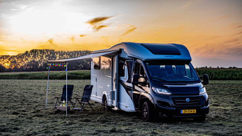 Sky Wave 700 MEG – Luxury automatic semi-integrated camper for 4p with Airco!