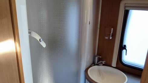 Diesel de roze schaats (kids zijn creatief 😄) – Comfortable and complete 6p alcove camper