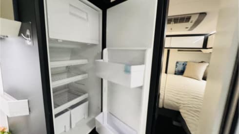 Mooie zwarte camperbus